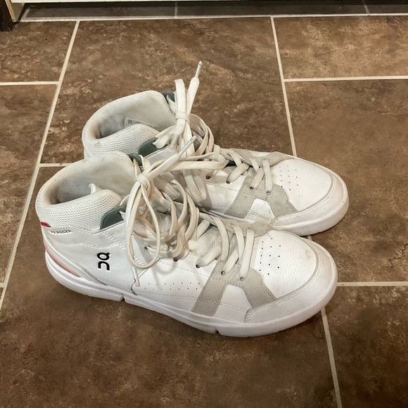 Women’s On Cloud The Roger Clubhouse Sneakers Mid White Size 8.5 - Picture 2 of 6
